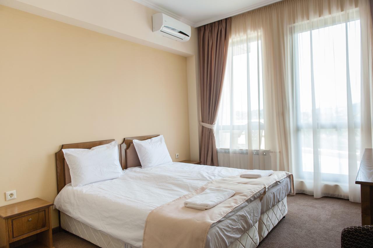 Hotel Chateau Des Bergers Търговище Екстериор снимка